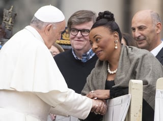 Encuentro. Francisco (Izq.) saluda a Bernice King (2 Der.), hija de Martin Luther King, junto al director de cine estadounidense Michael Moore (2 Izq.) durante la audiencia general del Papa. (EFE)