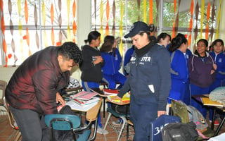 Maestros y prefectos de la Escuela Secundaria General Justo Sierra, apoyados por elementos de Seguridad Pública, realizaron el operativo Mochila.