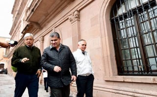 El presidente electo Andrés Manuel López Obrador arribó al Palacio Legislativo acompañado de Miguel Ángel Riquelme para sostener una reunión con funcionarios de los tres órdenes de gobierno. (ESPECIAL)