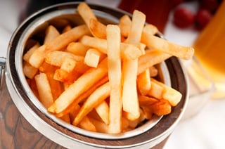 Científicos chilenos lograron reducir la cantidad de calorías en las papas fritas, para contribuir a combatir el sobrepeso y la obesidad. (ARCHIVO)