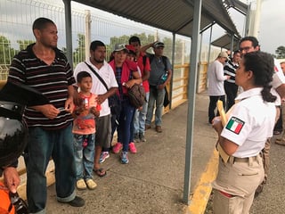 Atención. Los primeros migrantes cruzaron el puente fronterizo entre Tecún Umán, Guatemala y Ciudad Hidalgo, México. (EFE)