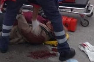 Primero auxilios. Hombre muere en el hospital luego de ser arrollado por un auto, en Gómez Palacio. (EL SIGLO DE TORREÓN)