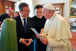 Reunión. El Papa se reunió ayer con Moon Jae-in, presidente surcoreano. (AP)
