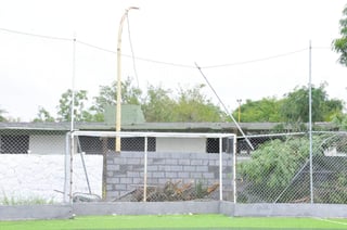 Las nuevas instalaciones del Club Pericos de la colonia Las Flores, presentan daños provocados por jovencitos que pretendieron robar la malla ciclónica del parque. 