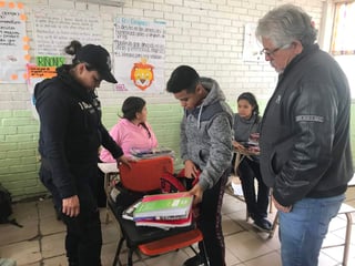 La escuela secundaria general Carlos Espinosa, fue visitada por los elementos, quien es recorrieron los salones acompañados por directivos del plantel, para revisar las mochilas de los alumnos.