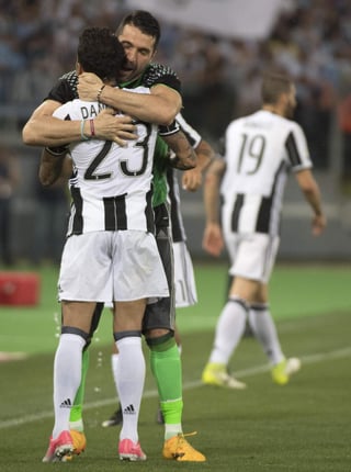 El arquero italiano y el lateral brasileño coincidieron en la Juventus de Turín; actualmente comparten el vestidor en PSG, aunque Alves está lesionado. (ARCHIVO)
