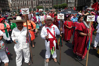 Indígenas se manifiestan en contra de la discriminación, el lunes 11 de junio de 2018, en el Zócalo capitalino. (ARCHIVO)
