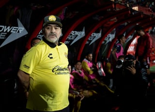 Maradona, quien desde el mes pasado dirige a Dorados de Sinaloa, fue visto caminando con dificultad por el problema de artrosis que arrastra desde hace años. (ARCHIVO)
