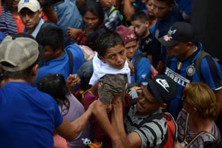 Se implementa un plan de acción para atender a las personas que la caravana migrante que se ubica en la frontera entre México y Guatemala. (AP)