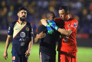 Oribe Peralta (i) y Agustín Marchesín, del América, en festejo durante el juego de la jornada 12 del torneo Apertura 2018.