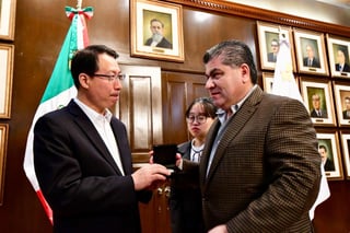 Visita. El gobernador Miguel Ángel Riquelme Solís se reunió con el Vicegobernador de Jiangsu, Guo Yuanqiang.