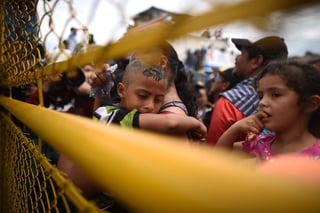 Miles de migrantes salieron hace una semana de San Pedro Sula con el objetivo de llegar a EU, pero en estos momentos la mayoría se encuentran varados en la frontera entre Guatemala y México. (EFE)