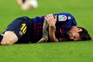 Leo Messi fue sustituido por Ousmane Dembélé en el minuto 26 tras lesionarse el brazo derecho en un lance fortuito con el jugador del Sevilla Franco Vázquez. (ARCHIVO)