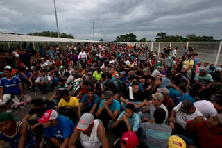 Coincidieron en analizar los motivos que están detrás de estos miles de migrantes, unos 5,400 según las primeras estimaciones. (AP)