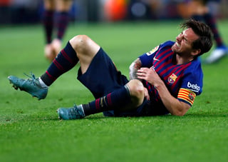 Messi fue sustituido por Ousmane Dembélé en el minuto 26 del encuentro tras fracturarse el brazo derecho en un lance fortuito con el jugador del Sevilla Franco Vázquez. (AP)