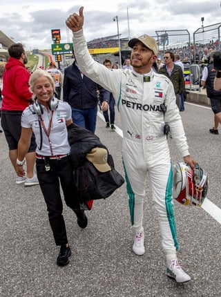 Lewis Hamilton logró la 'pole' 81 de su carrera, con un triunfo amarra el título este año si es que Vettel no acaba en segundo lugar.