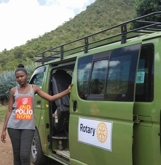 Una rotaractiana se interna en su país nativo, Uganda, con un equipo de vacunación contra la polio como parte de la película más reciente de realidad virtual de Rotary, Dos gotas de paciencia.