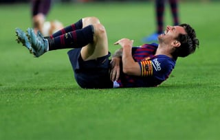 El delantero argentino Lionel Messi tras lesionarse durante un partido de la Liga española contra Sevilla.