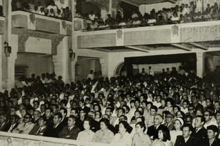 Asistencia. Lleno total registró el Teatro Isauro Martínez, cuando un atento público escuchó la conferencia de Salvador Novo, Mi Torreón. (ARCHIVO DEL CEHM. FUNDACIÓN CARLOS SLIM) 