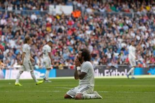 Marcelo, autor del gol para el Real Madrid, se lamenta tras el silbatazo final por la derrota ante Levante.