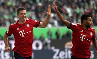 Robert Lewandowski reanimó al Bayern al anotar dos goles ante Wolfsburgo.