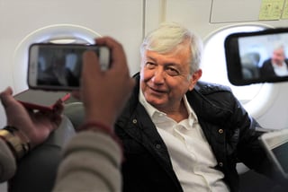 En entrevista en el avión que lo llevará a una gira a Chiapas, López Obrador detalló que mañana lunes se reunirá con el titular de la Sedena. (NOTIMEX) 