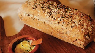 Salud. El pan de granos enteros contiene fibra, por lo que mejora el tránsito intestinal y promueven el cuidado de la flora intestinal.