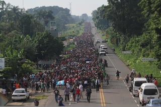 Siguen adelante. Cientos de migrantes que forman la Caravana iniciaron su paso por Chiapas con la ilusión de llegar a EU. (EFE)
