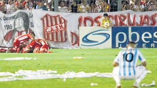 Los jugadores de San Martín Tucumán festejan una anotación en su victoria ante Racing Club. (Especial)