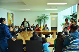 El grupo de personas fueron atendidas en el sexto piso de la Presidencia Municipal por los regidores Enrique Sarmiento, la subsecretaria Angela Campos. (ERNESTO RAMÍREZ) 


