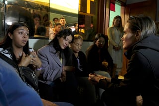 Presencia. La actriz Angelina Jolie (Der.) escuchó los testimonios de mujeres venezolanas en un albergue en Lima. (EFE)