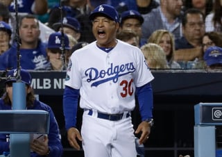 Dave Roberts, manager de los Dodgers, discute una decisión de los umpires en el cuarto juego de la Serie de Campeonato de la Liga Nacional ante Milwaukee.