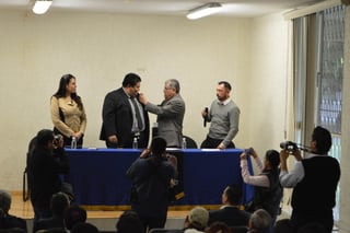 Ceremonia. La toma de protesta oficial se realizó en el salón audiovisual de la Facultad de Ciencias Políticas y Sociales. (ROBERTO ITURRIAGA)
