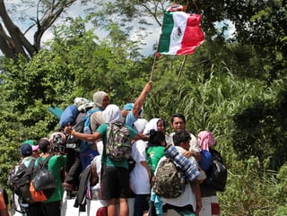 Mantienen su paso. La caravana de migrantes hondureños continúa su camino rumbo al municipio de Huixtla, Chiapas. (NOTIMEX)