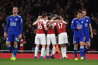 Jugadores del Arsenal festejan el gol de Aubameyang ante Leicester City.