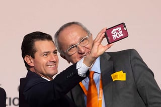 El presidente Enrique Peña Nieto se tomó una instantánea con un celular que tenía el logo de 'AMLOVE'. (EFE) 