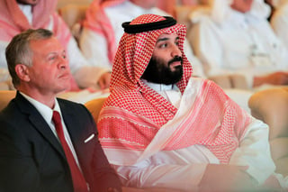 El príncipe, que no ha pronunciado ningún discurso, está sentado con el rey jordano, Abdalá II. (EFE)