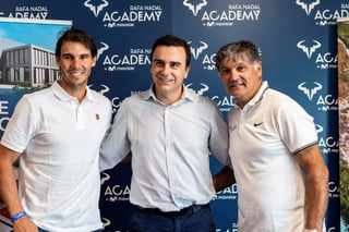 El español Rafael Nadal (i), junto a Abel Matutes (c), consejero delegado del grupo Matutes, y su tío y ex entrenador Toni Nadal (d).