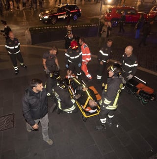Miembros de los servicios de emergencia atienden a varios heridos tras un accidente en la estación de metro de Repúbblica, en Roma.