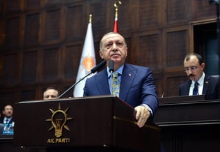 Señala. Erdogan también criticó la lentitud de la investigación del asesinato debido a la tardanza de los permisos de Riad. (EFE)