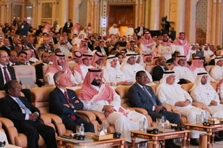 Apoyado. El príncipe heredero saudí, Mohamed bin Salman (Cen.), asistió al foro económico Future Investment Initiative. (EFE)