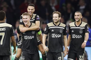 Los jugadores del Ajax celebran la victoria ante el Benfica.