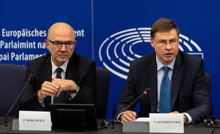 Nuevo plan. El comisario europeo de Asuntos Económicos, Pierre Moscovici, y el vicepresidente del Ejecutivo comunitario para el Euro, ValdisDombrovskis (d). (EFE)