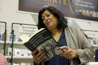 En casa. La escritora Almudena Grandes, fue reconocida con el Premio Nacional de Narrativa de España en 2018. (CORTESÍA)