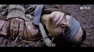 La actriz aparece en el piso con los ojos vendados y perdida en un bosque, y cuando despierta, trata de averiguar lo que sucede. (ESPECIAL)