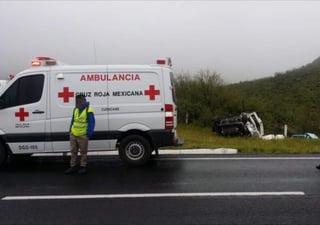 Hasta el lugar del accidente arribaron los paramédicos de la Cruz Roja de Cuencamé. (EL SIGLO DE TORREÓN)