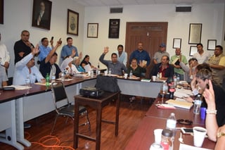 Los integrantes del Cabildo aprobaron, en sesión extraordinaria, la asignación de 26 nuevas concesiones para el servicio de taxis. (EL SIGLO DE TORREÓN)