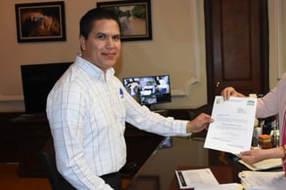 Mueven. Leonardo Reyes Urquidi es el nuevo director de Desarrollo Rural del municipio de Lerdo tras recibir nombramiento. (EL SIGLO DE TORREÓN)