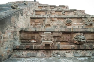 Hallazgo. Descubre el INAH una nueva cámara y un túnel bajo la Pirámide de la Luna del complejo de Teotihuacan. (CORTESÍA)