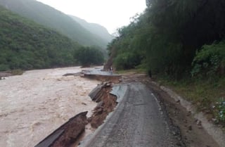 Carretera. La carretera Mezquital-Huazamota prácticamente se destruyó en el kilómetro 50 cuando la creciente del río Temoaya, desgajó casi toda la carpeta asfáltica. (EL SIGLO DE TORREÓN)